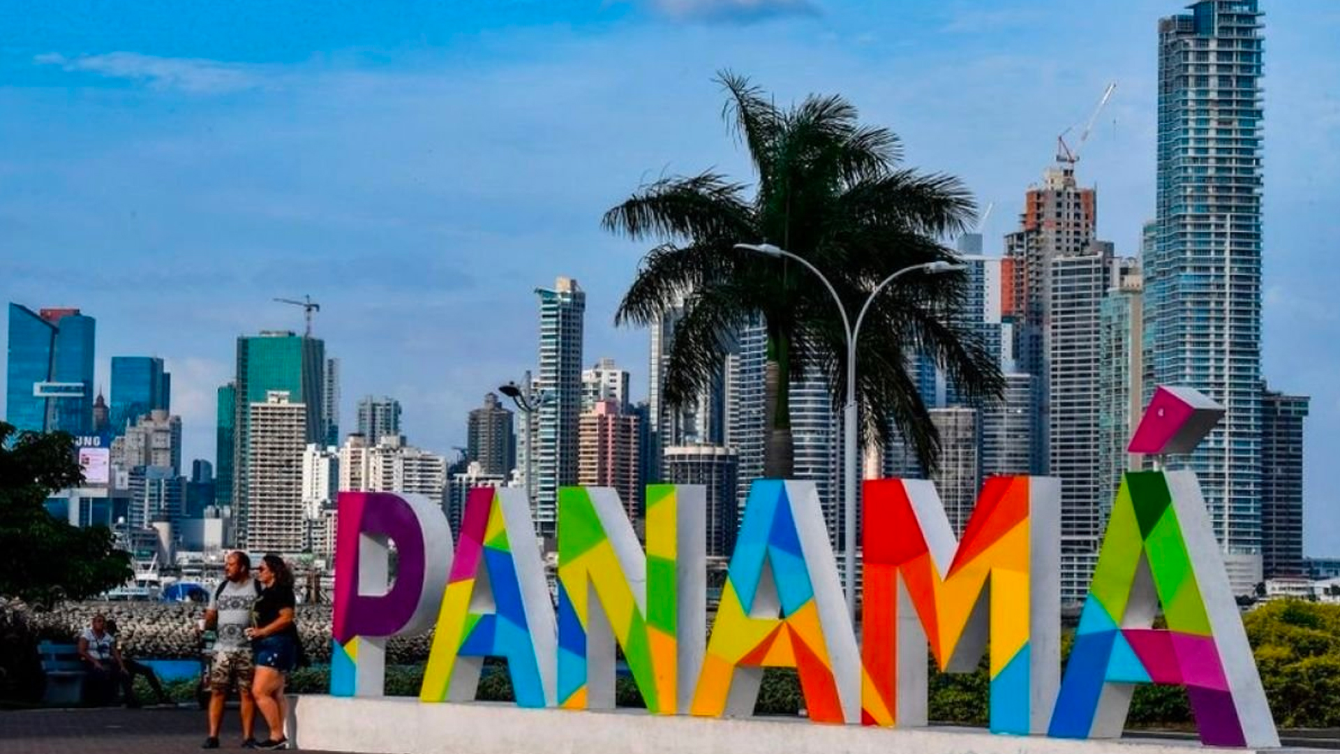 Panorámica ciudad de Panama con letra sy al fondo el skyline de Panamá