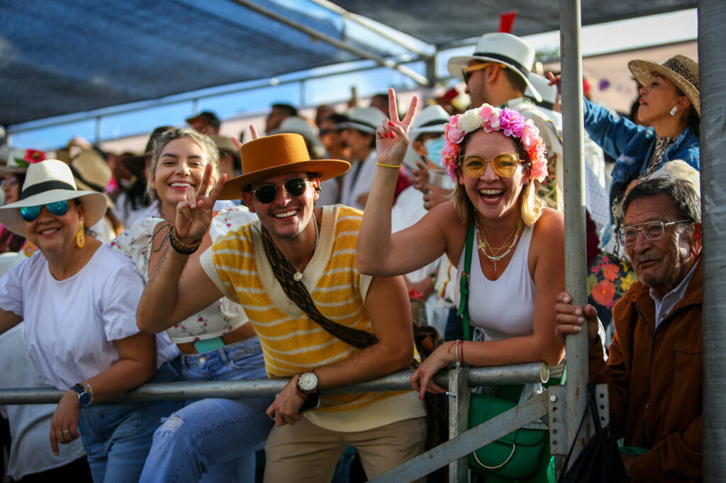 flores-medellin Turistas felices bien ubicados disfrutan del desfile